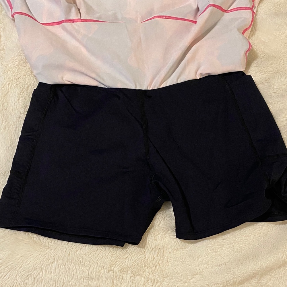Dona Jo Colorful Abstract Women's SKORT. Size 2 which is a Medium, 8-10 - Picture 3 of 9